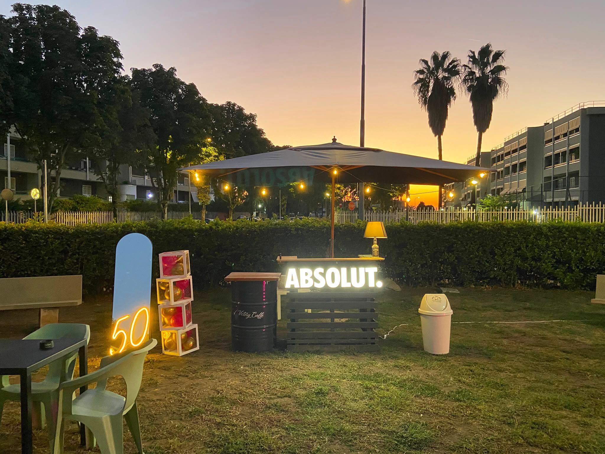 Il bancone del Victory Chalet al tramonto